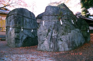 三ツ石神社