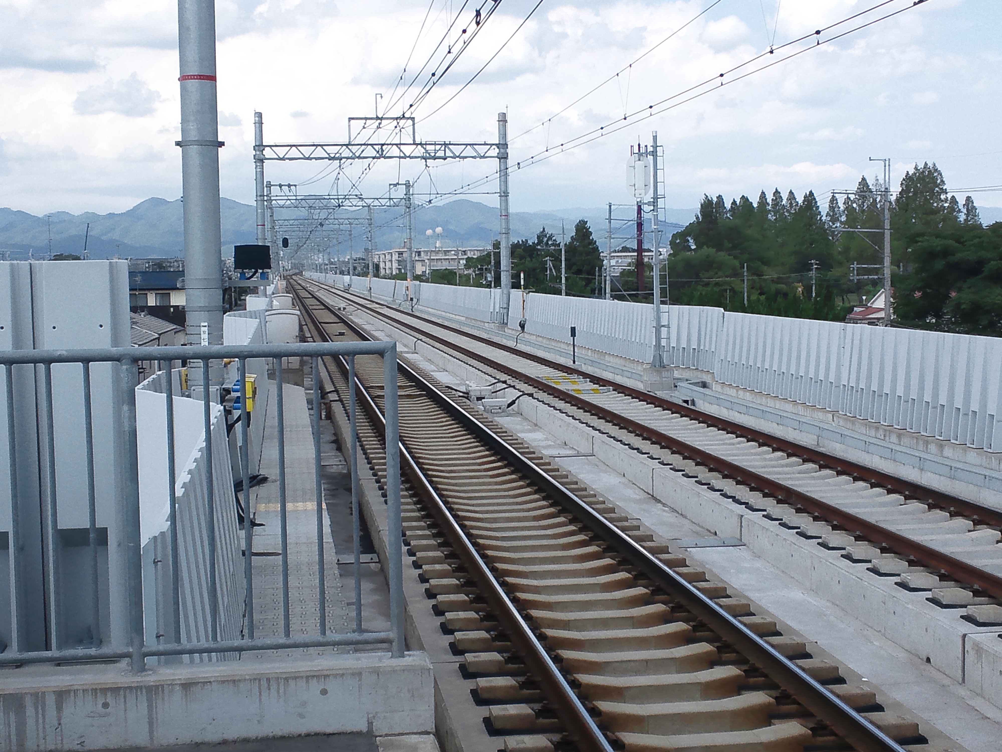 ≪洛西口駅の北端から桂駅方面を望む≫