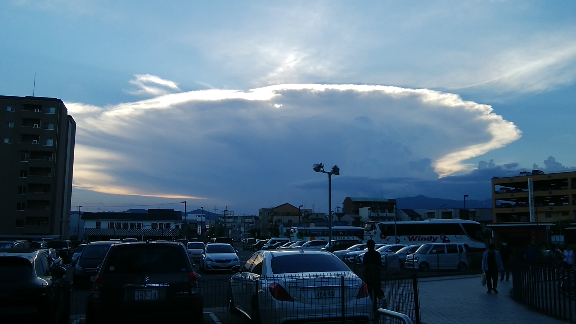 20180722TOHOシネマズ二条の前から西の空を見たら、こんな雲